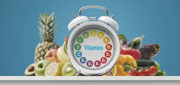 ビタミンと目覚まし時計 背景に野菜や果物の多くは 健康的な食事の概念 — ストック写真
