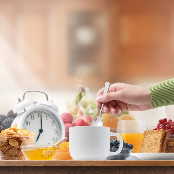 Kobieta Jedząc Pyszne Śniadanie Domu Ona Jest Mieszanie Herbaty — Zdjęcie stockowe