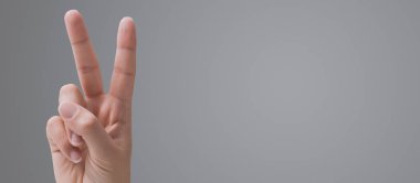 Kadın elleri V-işareti yapıyor, jest ve iletişim konsepti, boş kopya alanı