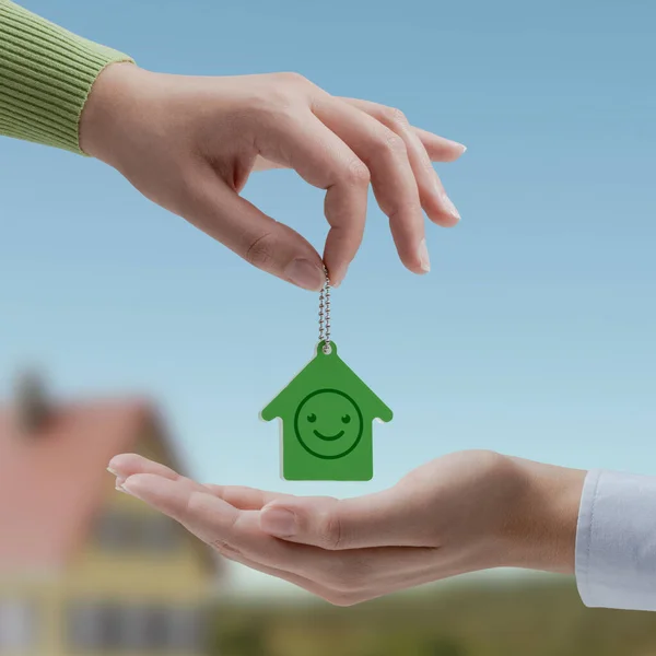 Real Estate Agent Giving House Keys Buyer Successful Property Sale — Fotografia de Stock
