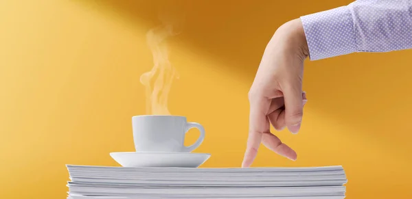 热咖啡在一堆文书工作和散步的手指上 现在是休息时间 — 图库照片