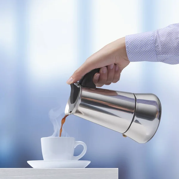 Frau Macht Kaffeepause Und Gießt Heißen Kaffee Eine Tasse — Stockfoto