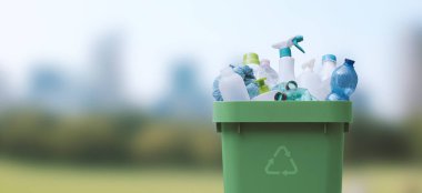 Plastik atık dolu geri dönüşüm kutusu, ayrı atık toplama kavramı