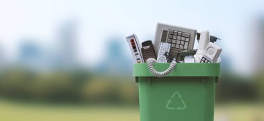 Elektronik, e-atık ve geri dönüşüm konseptiyle dolu çöp kutusu