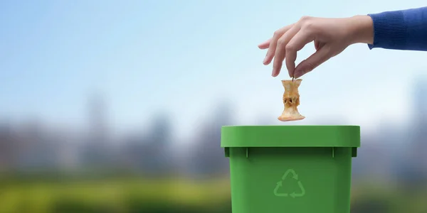 Donna Che Mette Rifiuti Organici Biodegradabili Bidone Concetto Riciclaggio Segregazione — Foto Stock