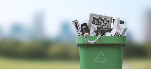 Kosz Pełen Elektroniki Odpadów Koncepcji Recyklingu — Zdjęcie stockowe