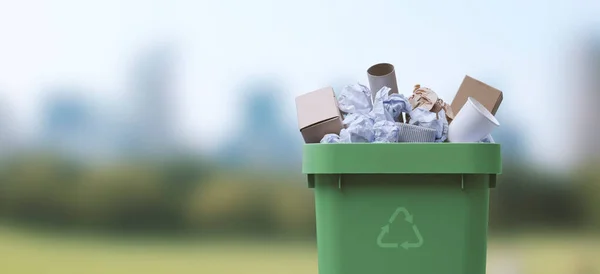 Pojemnik Śmieci Pełen Odpadów Papierowych Recykling Koncepcja Selektywnego Zbierania Odpadów — Zdjęcie stockowe