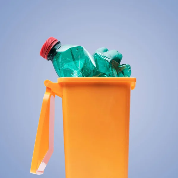 Plastflaska Liten Soptunna Återvinning Och Separat Avfallsinsamlingskoncept — Stockfoto