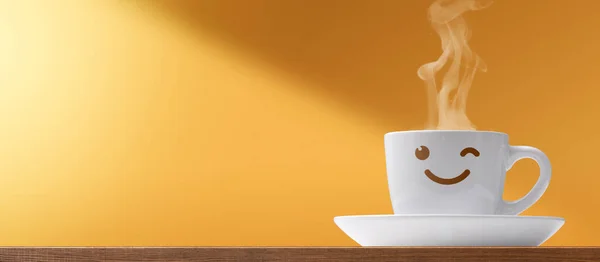 可爱的微笑咖啡杯的特性 现在是喝咖啡的休息时间 — 图库照片