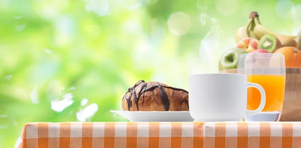 在花园里享用美味的早餐 健康的生活方式概念 — 图库照片