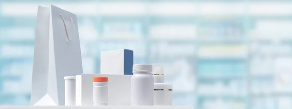 Medikamente Und Kosmetika Auf Der Apothekentheke Regale Hintergrund — Stockfoto