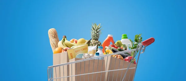 充满新鲜食品的购物车 食品杂货购物的概念 — 图库照片