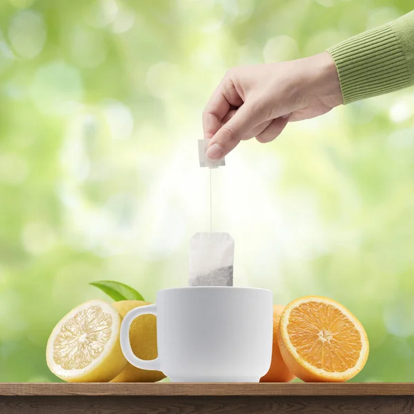 Egy Teát Főz Belemártja Teafiltert Egy Pohárba — Stock Fotó