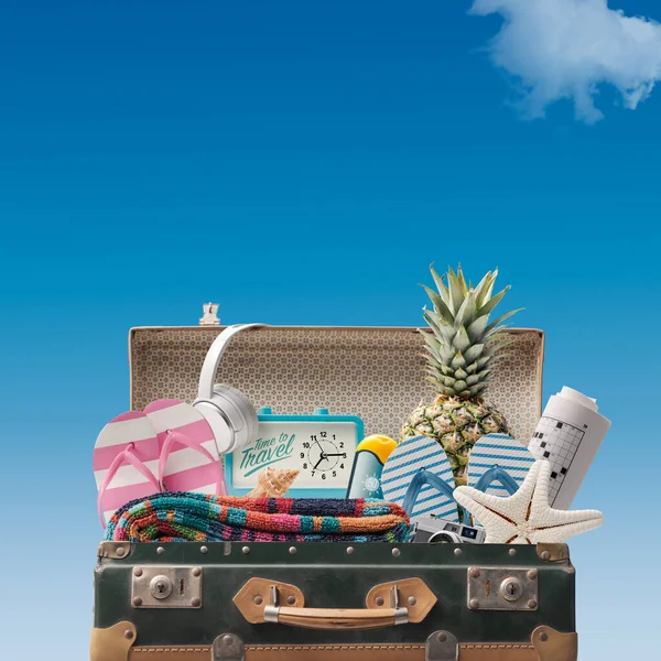 ビーチアクセサリー付きのオープンヴィンテージスーツケース 夏休みのコンセプト — ストック写真