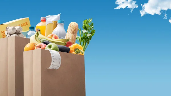 充满新鲜食品和蓝天的纸袋 食品杂货购物概念 — 图库照片