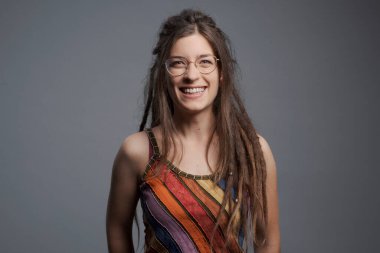 Genç bir kadının yakın plan portresi. Rasta ve uzun saç arkası.