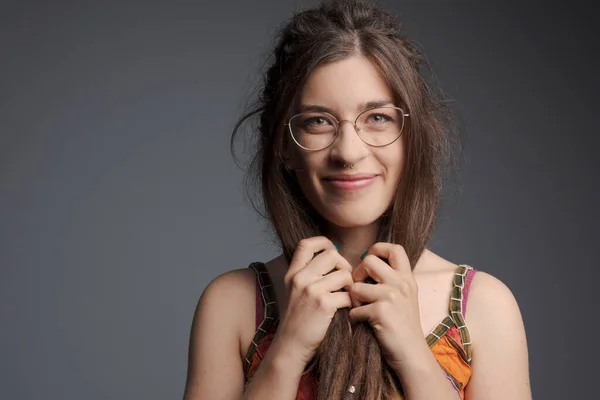 Genç Bir Kadının Yakın Plan Portresi Rasta Uzun Saç Arkası — Stok fotoğraf