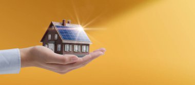 Güneş panelleri, ekoloji ve sürdürülebilirlik kavramına sahip enerji tasarruflu bir model ev