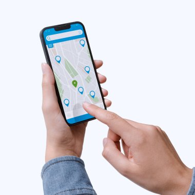 Akıllı telefonunda harita uygulaması, beyaz arka planda POV görüntüsü kullanan bir kadın.