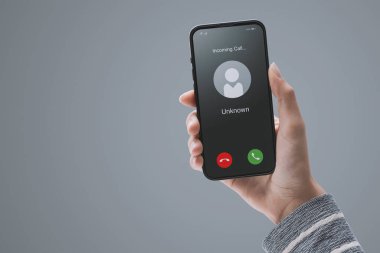 Bilinmeyen bir numaradan akıllı telefondan aranan bir kadın, kötü niyetli telefon görüşmeleri, POV vuruşu.