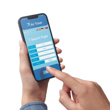 Akıllı telefonu olan ve ucuz uçuşları internetten ayarlayan kullanıcı, beyaz arka planda, POV görüntüsü