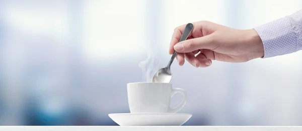 Frau Macht Kaffeepause Sie Rührt Kaffee — Stockfoto