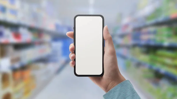 Donna Che Connette Con Suo Smartphone Supermercato Corridoio Background Negozi — Foto Stock