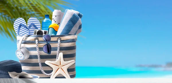 Stylish Beach Bag Accessories Tropical Beach Background Summer Vacations Concept — Φωτογραφία Αρχείου