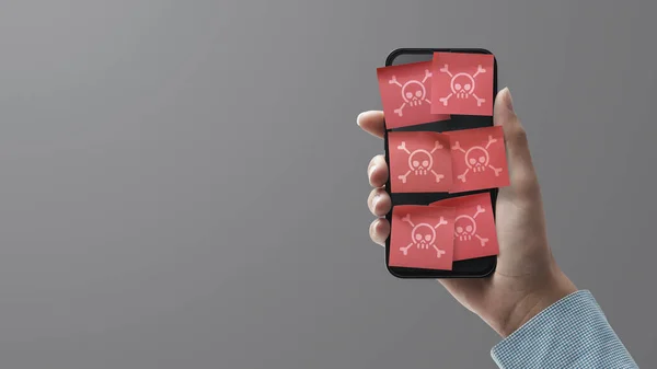 Hand Hält Ein Smartphone Das Mit Viren Und Malware Infiziert — Stockfoto