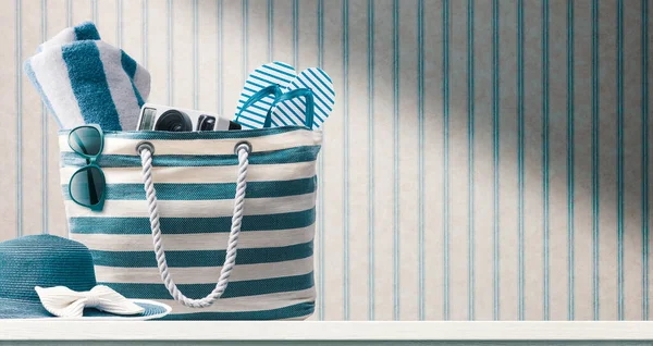 Aksesuarlı plaj çantası ve arka planda eski duvar kağıdı, plaj konseptinde yaz tatili.