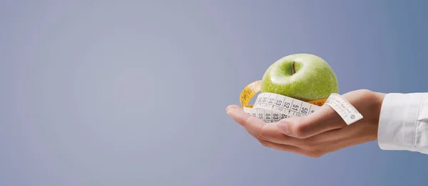 Nutricionista Sosteniendo Una Cinta Métrica Concepto Plan Dieta Fitness Manzana — Foto de Stock