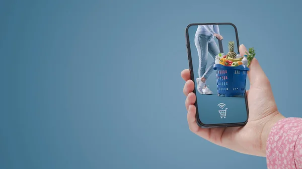 Hand Holding Smartphone Customer Full Shopping Basket Screen Online Grocery — Φωτογραφία Αρχείου