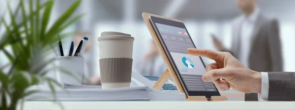 Εταιρικός Επιχειρηματίας Που Εργάζεται Στο Γραφείο Συνδέεται Ένα Ψηφιακό Tablet — Φωτογραφία Αρχείου