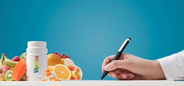 Dietician Writing Diet Plan Prescribing Vitamins Diet Nutrition Concept — Fotografia de Stock