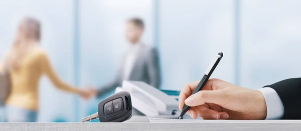 Customer Car Salesman Shaking Hands Car Dealership Businessman Signing Contract – stockfoto