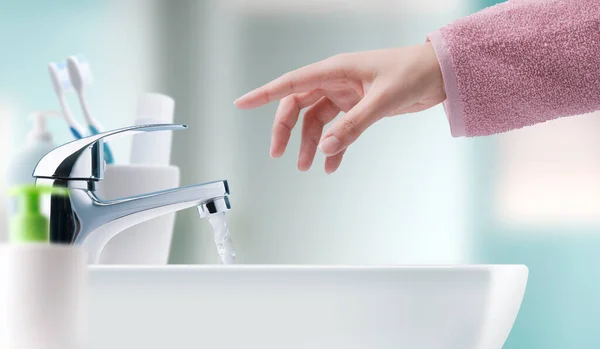 バスルームのシンクで女性の手を洗う 衛生コンセプト — ストック写真