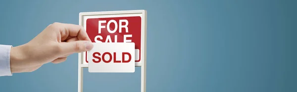 Real Estate Agent Hanging Sold Sign Successful Property Sale Banner — Fotografia de Stock