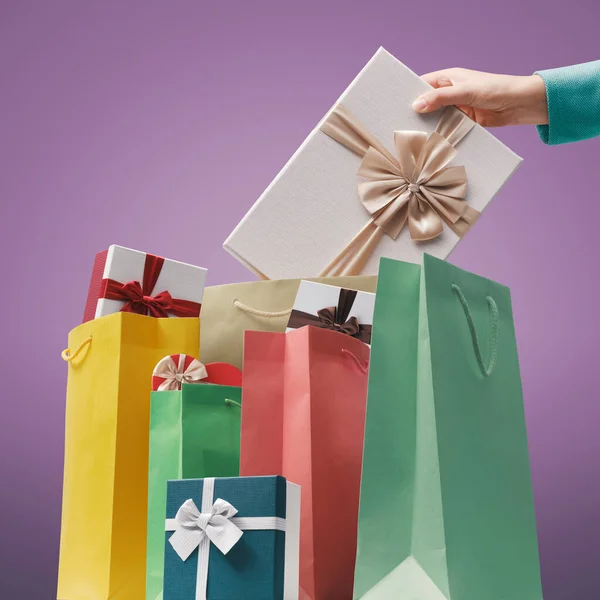 Shopping Tassen Geschenken Een Vrouw Neemt Een Geschenkdoos Winkelen Feesten — Stockfoto