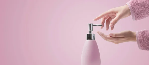 Kvinnan Tvättar Händerna Hon Pumpar Tvål Hygien Koncept — Stockfoto