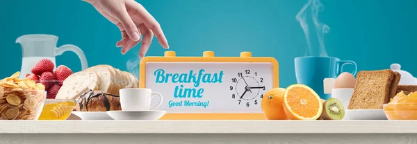 早餐时间到了 女人关掉闹钟 在家里吃一顿美味的早餐 — 图库照片