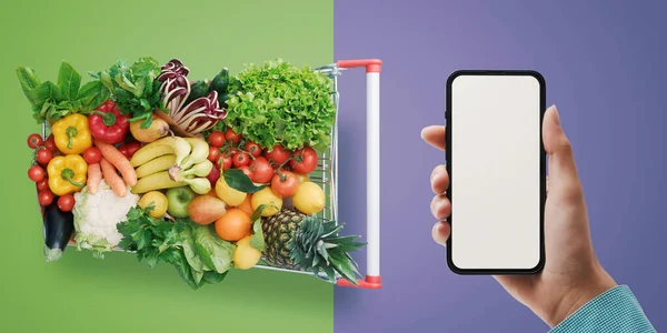 Kund Som Håller Smartphone Med Blank Skärm Och Kundvagn Full — Stockfoto