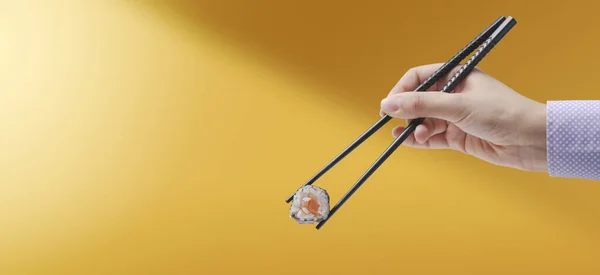 Γυναίκα Μαζεύοντας Σούσι Χρησιμοποιώντας Chopsticks Ασιατική Κουζίνα Έννοια — Φωτογραφία Αρχείου