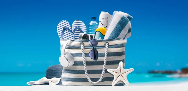 Elegante Bolso Playa Con Accesorios Playa Tropical Fondo Concepto Vacaciones —  Fotos de Stock