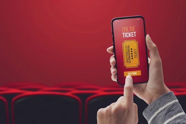 女性手持智能手机 通过手机应用程序 电影院和后座在网上购买电影票 Pov拍摄 — 图库照片