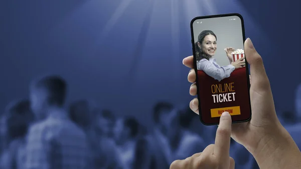 女人拿着智能手机 用移动应用程序在网上买电影票 她正在跳过队列 Pov射击 — 图库照片