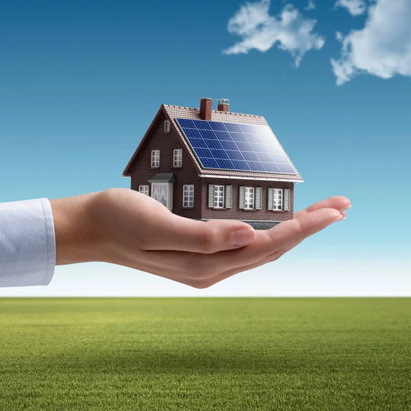 Mano Sosteniendo Una Casa Modelo Eficiencia Energética Con Paneles Solares — Foto de Stock