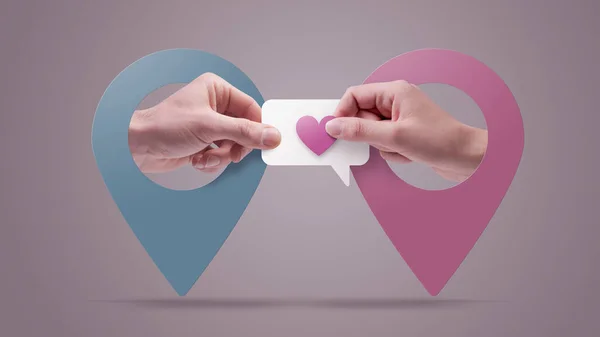 Pareja Compartiendo Mensajes Amor Línea Pines Ubicación Concepto Citas Locales — Foto de Stock