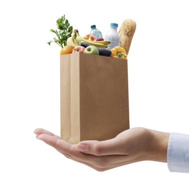 Çevrimiçi market alışverişi ve ev teslimat servisi: beyaz arka planda üzerinde yiyecek olan küçük bir market torbası