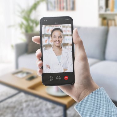 Elinde akıllı telefon ve video olan hasta çevrimiçi doktorunu arıyor, teletıp konsepti, POV çekimi.