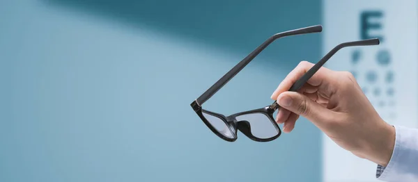 Optometrista Professionista Che Tiene Occhiali Grafico Degli Occhi Sullo Sfondo — Foto Stock